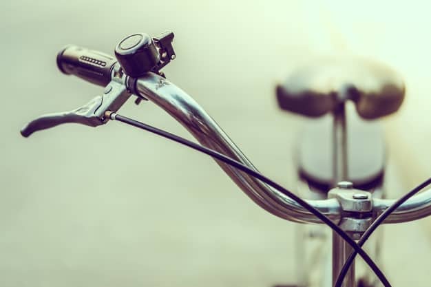 primo-piano-di-biciclette-d-39-epoca-con-campana_1203-1632